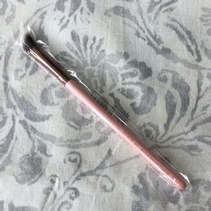 Luxie 207 Medium Angled Shading Brush in Rose Gold